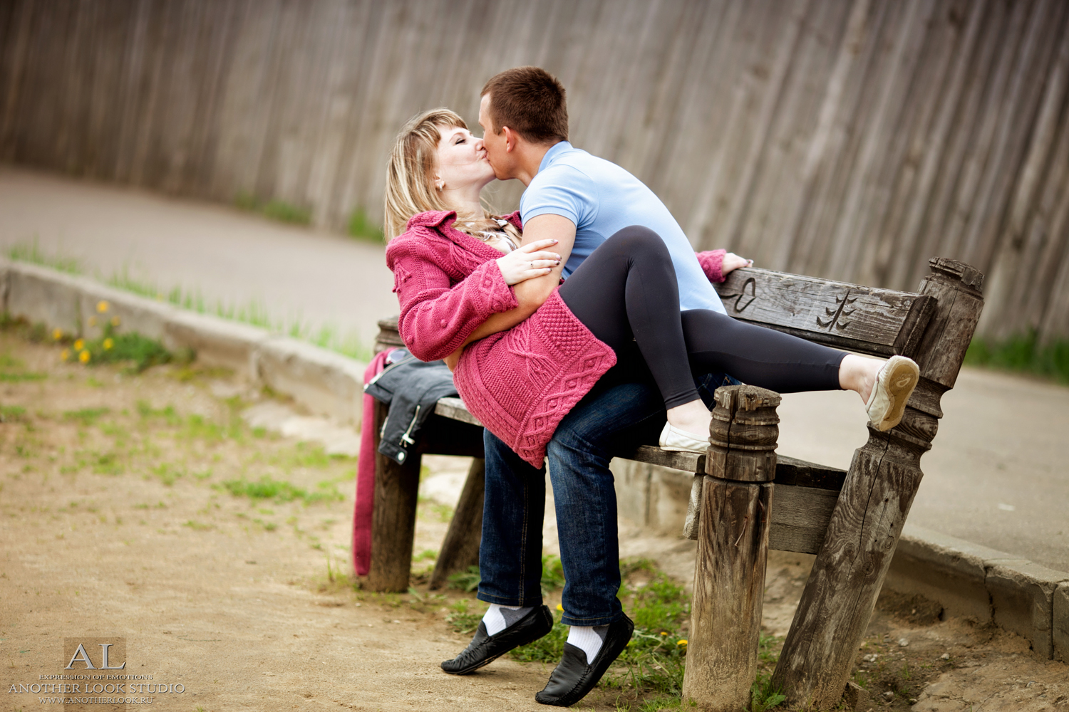 Поцелуй на скамейке